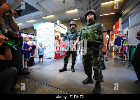 Bangkok, Thaïlande. 1er juin 2014. Des soldats thaïlandais montent la garde devant la borne 21, grand magasin à Bangkok, Thaïlande, le 1 juin 2014. Quelques manifestants ont comparu à coup d'anti-rallyes prévus en huit grandes taches dans la capitale thaïlandaise Bangkok le dimanche. Credit : Rachen Sageamsak/Xinhua/Alamy Live News Banque D'Images