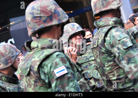 Bangkok, Thaïlande. 1er juin 2014. Des soldats thaïlandais montent la garde devant la borne 21, grand magasin à Bangkok, Thaïlande, le 1 juin 2014. Quelques manifestants ont comparu à coup d'anti-rallyes prévus en huit grandes taches dans la capitale thaïlandaise Bangkok le dimanche. Credit : Rachen Sageamsak/Xinhua/Alamy Live News Banque D'Images