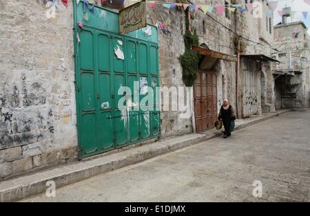 Naplouse, Cisjordanie, territoire palestinien. 31 mai, 2014. Une femme palestinienne passe devant une boutique fermée pendant une grève de solidarité avec les prisonniers palestiniens en grève de la faim détenus dans les prisons israéliennes, dans la ville cisjordanienne de Naplouse, le 1 juin, 2014 © Nedal Eshtayah ZUMAPRESS.com/Alamy Images/APA/Live News Banque D'Images