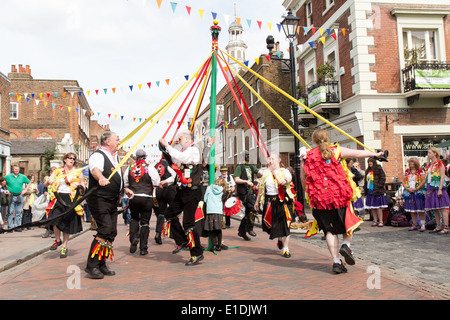 Dansant autour d'un mât au Rochester Sweeps Festival 2014, Kent, Angleterre Banque D'Images