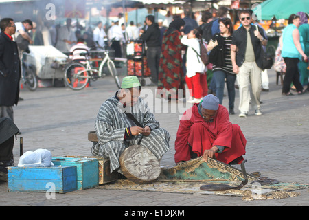 Les charmeurs de serpent à la place Jamaa el Fna à Marrakech Banque D'Images