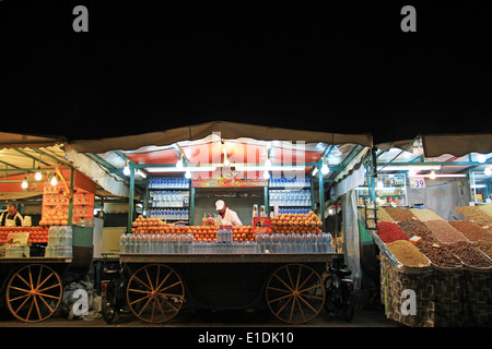 Les vendeurs de fruits orange et la nuit dans la place Djemaa el Fna, Marrakech, Maroc Banque D'Images