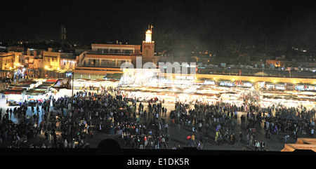 La foule à la nuit dans la place Djemaa el Fna, Marrakech, Maroc Banque D'Images