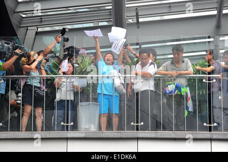 Bangkok, Thaïlande. 1er juin 2014. Les manifestants tiennent des pancartes lors d'une manifestation anti-putschistes au Terminal 21 department store à Bangkok, Thaïlande, le 1 juin 2014. Quelques manifestants ont comparu à coup d'anti-rallyes prévus en huit grandes taches dans Bangkok le dimanche. Credit : Rachen Sageamsak/Xinhua/Alamy Live News Banque D'Images