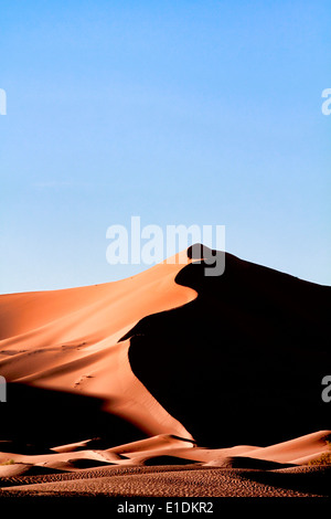 Erg Chebbi dunes de sable dans le désert du Sahara, près de Merzouga, Maroc Banque D'Images