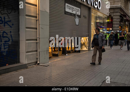 Istanbul, Turquie -- à l'anniversaire du parc Gezi de protestations de l'été 2013, des milliers de personnes se rassemblent à l'Istiklal Caddesi, malgré le gouverneur, sur des ordres stricts de moi, ferry et annuler les services de métro, et en dépit autour de 25000 policiers antiémeutes et des véhicules anti-émeute mis sur le droit spécial. Entrée de la place Taksim est bloqué par la police anti-émeute comme de 14:30. Garder les manifestants sur la collecte sur Istiklal Caddesi exigeant l'entrée dans le parc pour commémorer ceux qui sont morts par la violence policière au cours de l'année dernière. Autour de 19:00 environ, après le discours du premier ministre diffusé en direct à la télévision, po Banque D'Images