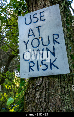Simple avis clouée totree marcheurs d'avertissement de danger le long sentier. Métaphore de l'évaluation des risques, analyse des risques, évaluation de la sécurité, des décisions personnelles. Banque D'Images