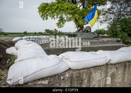 BMP-2 véhicule de combat d'infanterie amphibie sur check point près de Dobropillia à Donetsk, le 19 mai au cours de 2014 en Ukraine Banque D'Images