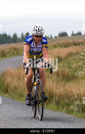 Creux de Bowland, Lancaster, UK 1er juin 2014. Le Terrier Sportive. Trois itinéraires en tenant dans la tour du Jubilé et de l'auge de Bowland avec un split à Dunsop Bridge et ensuite jusqu'au sanglier est tombé à l'ébrèchement à rejoindre les montées de Jeffery Hill et Waddington est tombé et à la station d'alimentation à Slaidburn. La longue route est allé plus de Bowland noeuds avec une grande boucle, retour à Slaidburn avec vue superbe, calme et paysages de voie. Credit : Conrad Elias/Alamy Live News Banque D'Images