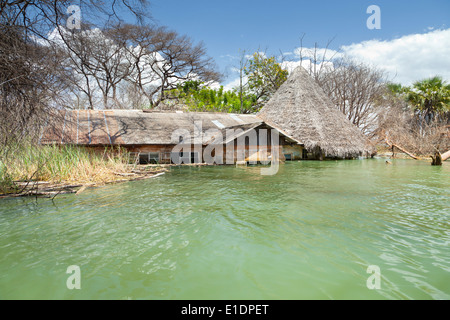 Un hôtel resort at Lake Baringo au Kenya. De nombreuses stations où détruit lorsque le niveau de l'eau du lac a augmenté de façon inattendue. Banque D'Images