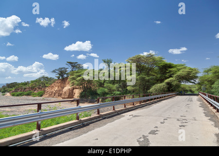 Pont routier sur la rivière vide lit entre Marigat et lac Baringo au Kenya Banque D'Images