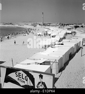 Praia de Santo Amaro à Oeiras, Portugal, est une plage pittoresque connue pour ses vues côtières et comme une destination populaire pour les habitants et les touristes. Banque D'Images