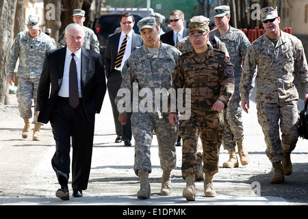 Le secrétaire américain à la défense, Robert M. Gates promenades avec le major de l'armée américaine, Don Wayne center, conseiller de l'expéditionnaire de Mongolie Banque D'Images