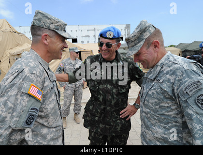 À partir de la droite de l'armée américaine, le Lieutenant-général Ken Keen, le général commandant de la Force opérationnelle ? Haïti, l'armée brésilienne le général Floriano Peixo Banque D'Images