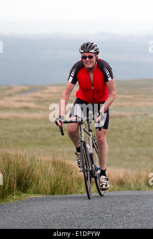 Creux de Bowland, Lancaster, UK 1er juin 2014. Le Terrier Sportive. Trois itinéraires en tenant dans la tour du Jubilé et de l'auge de Bowland avec un split à Dunsop Bridge et ensuite jusqu'au sanglier est tombé à l'ébrèchement à rejoindre les montées de Jeffery Hill et Waddington est tombé et à la station d'alimentation à Slaidburn. La longue route est allé plus de Bowland noeuds avec une grande boucle, retour à Slaidburn avec vue superbe, calme et paysages de voie. Credit : Conrad Elias/Alamy Live News Banque D'Images