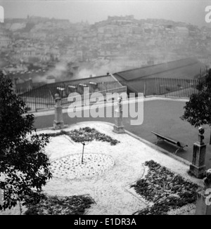 Lisbonne, Portugal, a connu des chutes de neige rares, transformant la ville en un pays des merveilles hivernales. Les monuments historiques enneigés et les rues, offrant une vue unique sur le climat typiquement doux de Lisbonne. C’est un événement extraordinaire dans la ville, qui voit rarement de la neige. Banque D'Images