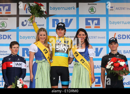 Nuremberg, Allemagne. 01 Juin, 2014. Document - cycliste gallois Geraint Thomas (1er) porte le maillot jaune après la cinquième étape du Tour de Bavière de Wassertruedingen à Nuremberg, Allemagne, 01 juin 2014. La deuxième place du Suisse Mathias Frank (IM Vélo, R) et troisième Belarus' Vasil Kiryienka (Sky) se tiennent près de lui. Photo : Henning Angerer/dpa/Alamy Live News Banque D'Images