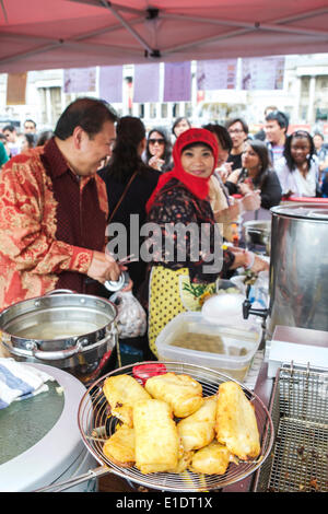 "Bonjour l'Indonésie", Trafalgar Square, London, UK 31 mai 2014. Un événement annuel célébrant la Journée de l'Indonésie à Trafalgar Square. Les vendeurs titulaires de décrochage / préparer des aliments de rue pour clients en attente à Trafalgar Square. Crédit : Tony Farrugia/Alamy Live News Banque D'Images