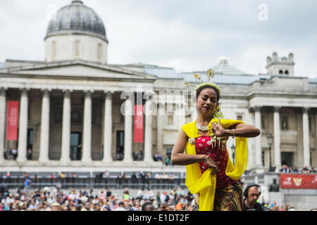 "Bonjour l'Indonésie", Trafalgar Square, London, UK 31 mai 2014. Un événement annuel célébrant la Journée de l'Indonésie à Trafalgar Square. Danseuse indonésienne sur scène l'exécution à la foule des visiteurs et touristes à Trafalgar Square, avec la National Gallery de l'arrière-plan. Crédit : Tony Farrugia/Alamy Live News Banque D'Images