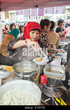 "Bonjour l'Indonésie", Trafalgar Square, London, UK 31 mai 2014. Un événement annuel célébrant la Journée de l'Indonésie à Trafalgar Square. Les vendeurs titulaires de décrochage / préparer des aliments de rue pour clients en attente à Trafalgar Square. Crédit : Tony Farrugia/Alamy Live News Banque D'Images