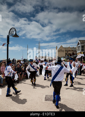 Morris Dancers en face de l'Armes de Cobb à Lyme Regis, dans le Dorset Banque D'Images