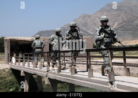 Les membres de l'Équipe provinciale de reconstruction à partir de la base d'Finley Shield marcher à travers un site de construction 1 Juin Banque D'Images