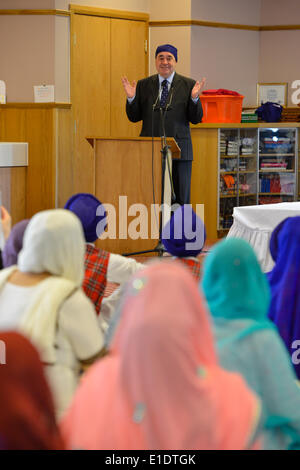 Glasgow, Royaume-Uni. 1er juin 2014. Le premier ministre Alex Salmond s'est adressé aux membres de la communauté sikh écossaise lorsqu'il a rendu visite au Gurdwara de Glasgow le dimanche 01 juin 2014 à Glasgow, en Écosse. © David Gordon/Alamy Live News Banque D'Images