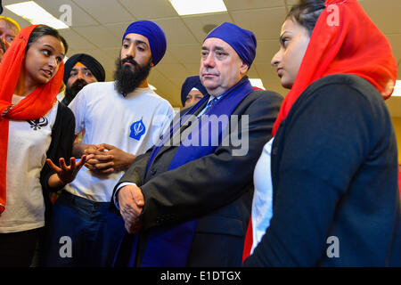 Glasgow, Royaume-Uni. 1er juin 2014. Le premier ministre Alex Salmond a rencontré des membres de la communauté sikh écossaise lorsqu'il a effectué une visite au Gurdwara de Glasgow le dimanche 01 juin 2014 à Glasgow, en Écosse. © David Gordon/Alamy Live News Banque D'Images