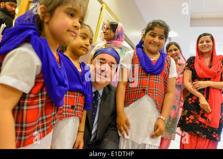 Glasgow, Royaume-Uni. 1er juin 2014. Le premier ministre Alex Salmond a rencontré des membres de la communauté sikh écossaise lorsqu'il a effectué une visite au Gurdwara de Glasgow le dimanche 01 juin 2014 à Glasgow, en Écosse. © David Gordon/Alamy Live News Banque D'Images