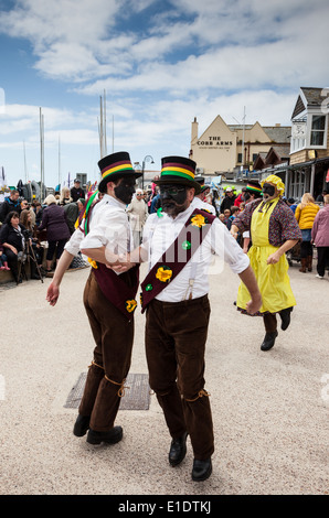 Morris Dancers en face de l'Armes de Cobb à Lyme Regis, dans le Dorset Banque D'Images