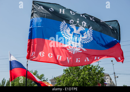 Drapeau de la République populaire de Donetsk non reconnus lors de rassemblement à la Place Lénine à Moscou le 18 mai, 2014 Banque D'Images