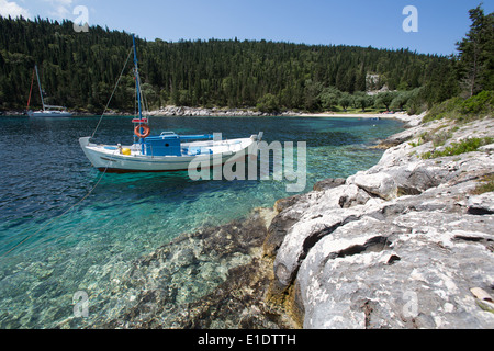 Village de Fiskardo, Céphalonie. Vue pittoresque sur la plage de Foki Bay à la périphérie de Fiskardo. Banque D'Images