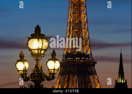 France, Paris, Paris lumière et Eiffel Tower at night Banque D'Images