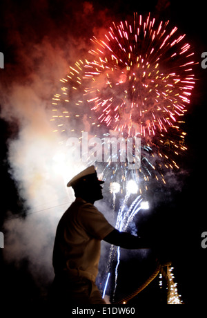 Chef de la Marine américaine spécialiste culinaire Scott Donovan, attribué à USS (CG 65) de Chosin, montres à partir de Fireworks à bord du navire à Jo Banque D'Images