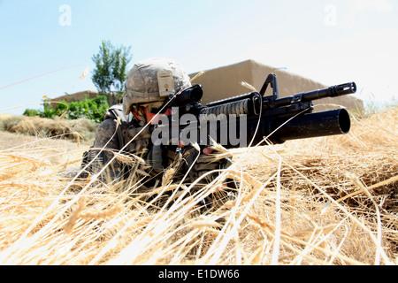 Le caporal de l'armée américaine de Robert Graves, Asheboro N.C. procède à la sécurité dans un champ de blé dans le village d'Alowsi comme la 401st M Banque D'Images