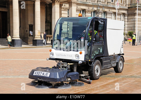 Street Sweeper véhicule devant la chambre du conseil à Victoria Square, Birmingham, West Midlands, England, UK, Europe de l'Ouest. Banque D'Images