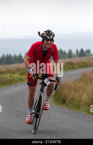 Creux de Bowland, Lancaster, UK 1er juin 2014. Le Terrier Sportive. Trois itinéraires en tenant dans la tour du Jubilé et de l'auge de Bowland avec un split à Dunsop Bridge et ensuite jusqu'au sanglier est tombé à l'ébrèchement à rejoindre les montées de Jeffery Hill et Waddington est tombé et à la station d'alimentation à Slaidburn. La longue route est allé plus de Bowland noeuds avec une grande boucle, retour à Slaidburn avec vue superbe, calme et paysages de voie. Credit : Conrad Elias/Alamy Live News Banque D'Images