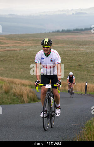 Creux de Bowland, Lancaster, UK 1er juin 2014. Le Terrier Sportive. Trois itinéraires en tenant dans la tour du Jubilé et de l'auge de Bowland avec un split à Dunsop Bridge et ensuite jusqu'au sanglier est tombé à l'ébrèchement à rejoindre les montées de Jeffery Hill et Waddington est tombé et à la station d'alimentation à Slaidburn. La longue route est allé plus de Bowland noeuds avec une grande boucle, retour à Slaidburn avec vue superbe, calme et paysages de voie. Credit : Conrad Elias/Alamy Live News Banque D'Images