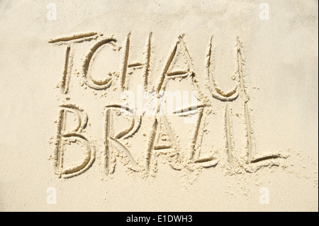 Le Brésil au revoir tchau message écrit sur la plage de sable lumineux Rio de Janeiro Banque D'Images