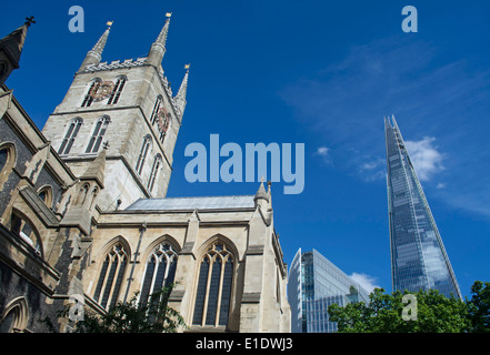 La cathédrale de Southwark avec le fragment dans l'arrière-plan, le Pont de Londres Trimestre Southwark, London, England, UK Banque D'Images