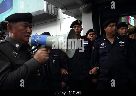 Bangkok, Thaïlande. 1er juin 2014. Les agents de police thaïlandais sécuriser la zone pour éviter un coup d'anti-protestation contre un centre commercial. Au moins deux manifestants ont été arrêtés alors que des milliers de soldats et policiers ont été déployés à Bangkok pour contrecarrer protestations sporadiques contre le 22 mai 2014 Coup d'État. Crédit : John Vincent/Alamy Live News Banque D'Images