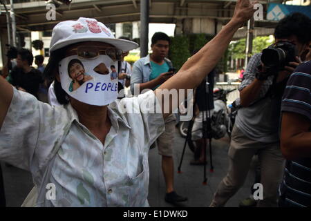 Bangkok, Thaïlande. 1er juin 2014. Femme thaïlandaise protestataire clignote le signe V de la victoire lors d'une manifestation à coup d'un quartier commerçant. Au moins deux manifestants ont été arrêtés alors que des milliers de soldats et policiers ont été déployés à Bangkok pour contrecarrer protestations sporadiques contre le 22 mai 2014 Coup d'État. Crédit : John Vincent/Alamy Live News Banque D'Images