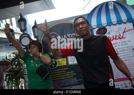 Bangkok, Thaïlande. 1er juin 2014. Des manifestants anti-gestes coup lors d'un rassemblement qui a été démantelé par les forces de sécurité lors d'un shopping mal. Au moins deux manifestants ont été arrêtés alors que des milliers de soldats et policiers ont été déployés à Bangkok pour contrecarrer protestations sporadiques contre le 22 mai 2014 Coup d'État. Crédit : John Vincent/Alamy Live News Banque D'Images