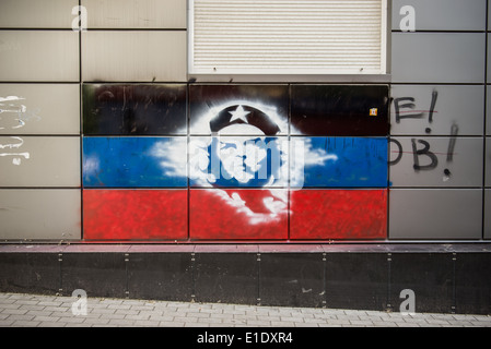 Che Guevara sur drapeau non reconnu de la République populaire de Donetsk - graffiti dans la ville de Donetsk, Ukraine Banque D'Images