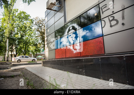 Che Guevara sur drapeau non reconnu de la République populaire de Donetsk - graffiti dans la ville de Donetsk, Ukraine Banque D'Images