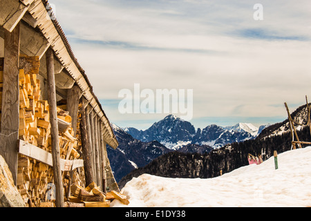 Tas de bois sur le toit d'une cabane dans les Alpes italiennes Banque D'Images