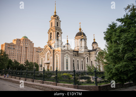 Cathédrale de la Transfiguration du Sauveur, principal temple orthodoxe et un centre d'affaires 'tolychny" (Metropolitan), Donetsk, Ukraine Banque D'Images