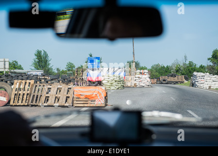 Pro-Russian point de contrôle de la milice sur la route près de Donetsk en Ukraine au cours de 2014 conflit Banque D'Images