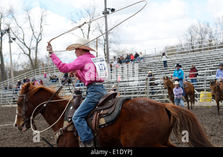 Courses d'adolescente en veau au lasso High School Rodeo. Banque D'Images