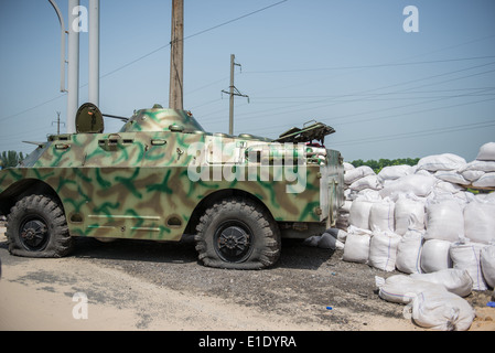 L'imitation de l'APC en Pro-Russian point de contrôle de la milice sur la route à l'extérieur périphérie de Sloviansk durant 2014 conflit Ukraine Banque D'Images